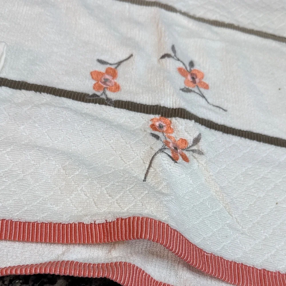 Kohl's Coral and White floral Embroidered Bath Towel set NWT